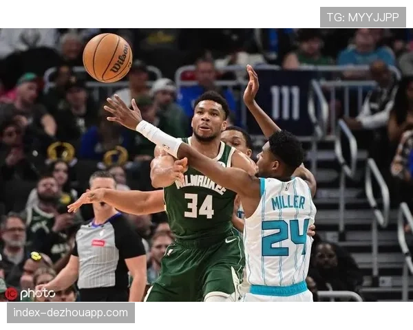 雄鹿黄蜂裁判报告指出 字母哥进攻三秒违例被漏判